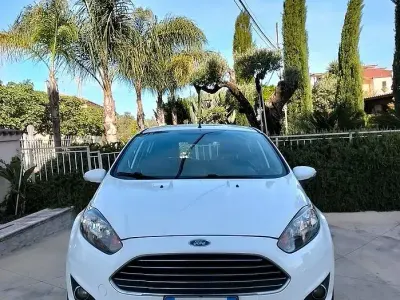 Usata Ford Fiesta 97 CV (71 kW) 2013 Bianco Berlina