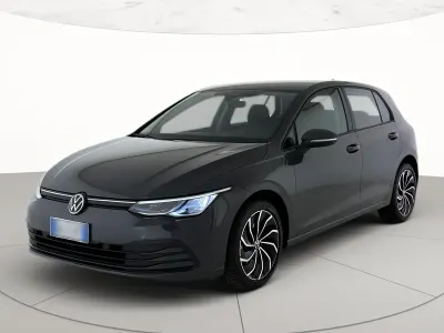 Usata VW Golf VIII Life 110 CV (80 kW) 2023 Dolphin grey metallizzato Berlina
