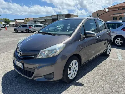 Usata Toyota Yaris Active 69 CV (50 kW) 2013 Grigio Utilitaria