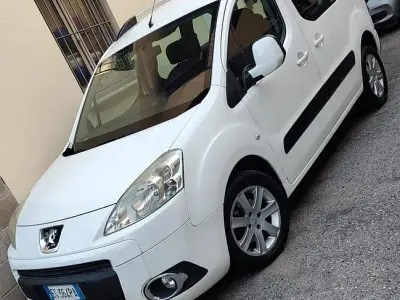 Usata Peugeot Partner 90 CV (66 kW) 2011 Bianco Monovolume