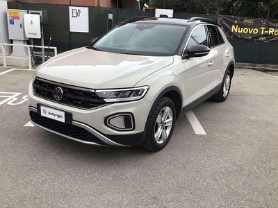 Usata VW T-Roc Life 110 CV (80 kW) 2023 Beige SUV