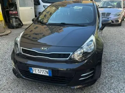 Usata Kia Rio 83 CV (61 kW) 2016 Grigio antracite metallizzato Utilitaria