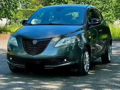 Usata Lancia Ypsilon 69 CV (50 kW) 2015 Grigio Utilitaria