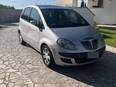 Usata Lancia Musa Platinum 101 CV (74 kW) 2005 Grigio Monovolume