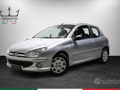 Usata Peugeot 206 68 CV (50 kW) 2005 Argento Berlina