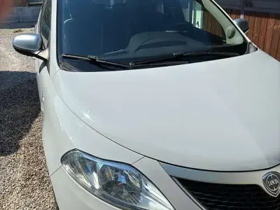 Usata Lancia Ypsilon 69 CV (50 kW) 2017 Grigio Utilitaria