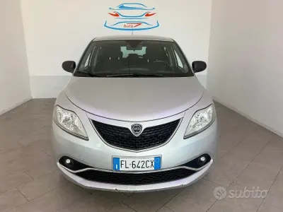 Usado Lancia Ypsilon Silver 69 CV (50 kW) 2017 Gris Utilitario