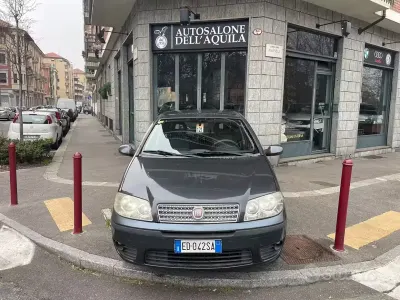 Usado Fiat Punto Classica 60 CV (44 kW) 2010 Gris Utilitario