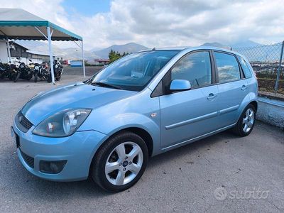 Begagnad Ford Fiesta Ghia 68 HK (50 kW) 2007 Blå Halvkombi