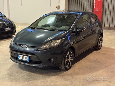 Usata Ford Fiesta Titanium 82 CV (60 kW) 2009 Blu Utilitaria