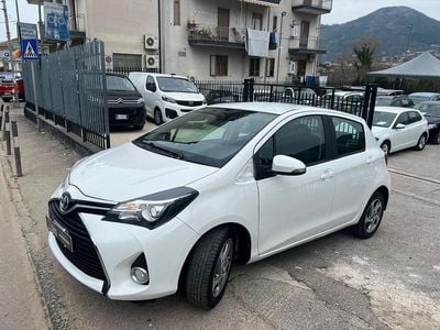 Usata Toyota Yaris Hybrid Active 75 CV (55 kW) 2015 Bianco Berlina