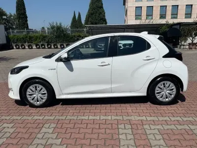 Usata Toyota Yaris Hybrid Business Edition 92 CV (67 kW) 2020 Bianco super white pastello Berlina