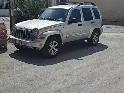 Usata Jeep Cherokee Sport 163 CV (119 kW) 2005 Grigio SUV