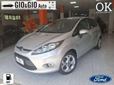 Usata Ford Fiesta Trend 92 CV (67 kW) 2012 Argento Berlina
