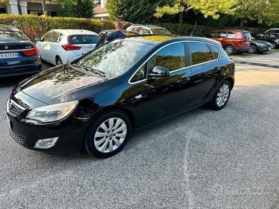 Usata Opel Astra 110 CV (80 kW) 2011 Nero Berlina
