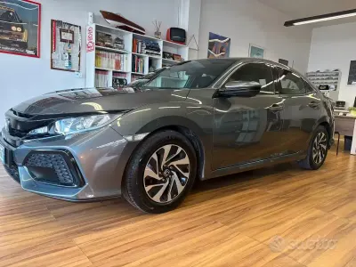 Begagnad Honda Civic 129 HK (94 kW) 2017 Grå Sedan