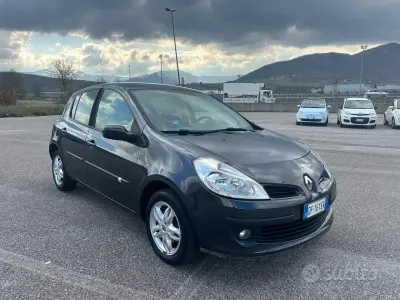 Usata Renault Clio II 68 CV (50 kW) 2006 Grigio Berlina