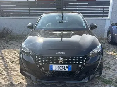 Usata Peugeot 208 GT-line 101 CV (74 kW) 2020 Nero Utilitaria