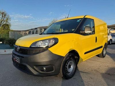 Usado Fiat Doblò 95 HP (69 kW) 2019 Amarelo Monovolume