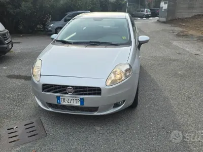 Usado Fiat Grande Punto 77 HP (56 kW) 2011 Cinzento Citadino