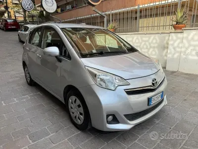 Usata Toyota Verso-S Lounge 100 CV (73 kW) 2011 Grigio Monovolume