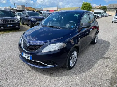 Käytetty Lancia Ypsilon Silver 69 HP (50 kW) 2016 Sininen Viistoperä