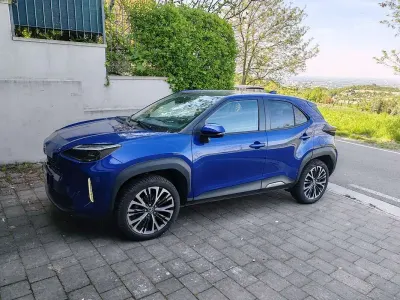Begagnad Toyota Yaris Cross Lounge 92 HK (67 kW) 2022 Blå SUV
