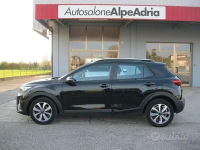 Second-hand Kia Stonic Urban 100 CP (73 kW) 2022 Negru SUV