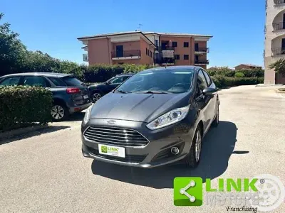 Usado Ford Fiesta Titanium 75 HP (55 kW) 2016 Cinzento Citadino