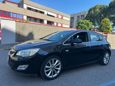 Usata Opel Astra Cosmo 140 CV (102 kW) 2010 Nero Berlina