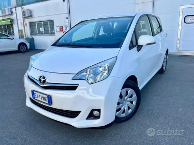 Gebraucht Toyota Verso-S 99 PS (72 kW) 2011 Weiß Van / Kleinbus