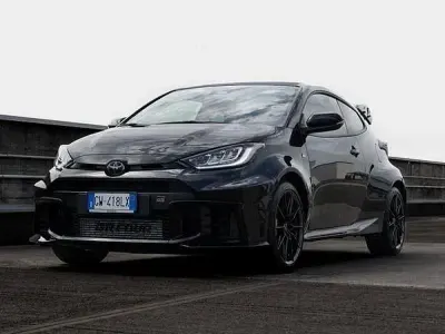 Usata Toyota Yaris 280 CV (205 kW) 2024 Nero Utilitaria