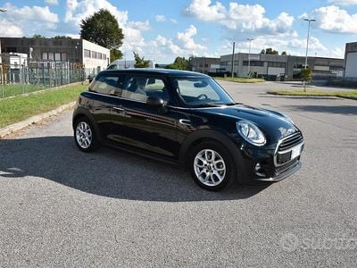 Begagnad Mini ONE 75 HK (55 kW) 2017 Svart Halvkombi
