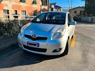 Grigio Usata 2011 Toyota Yaris Utilitaria | 6200 € (Buon prezzo)