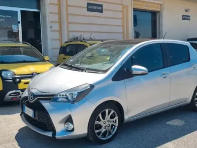 Usata Toyota Yaris Lounge 90 CV (66 kW) 2014 Argento Utilitaria