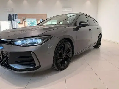 Usata VW Passat R-line 150 CV (110 kW) 2024 Grigio Station wagon