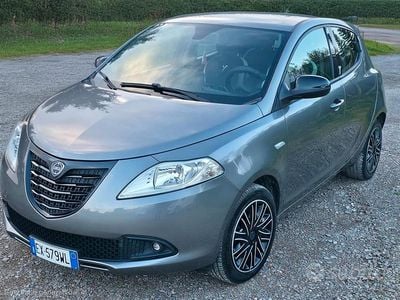 Usata Lancia Ypsilon 69 CV (50 kW) 2015 Grigio Utilitaria