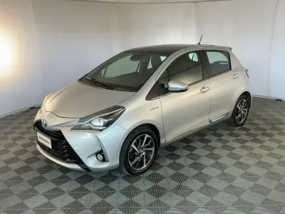 Usata Toyota Yaris Style 101 CV (74 kW) 2017 Grigio scuro