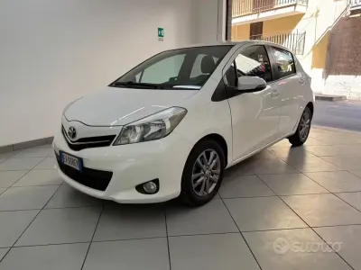 Usata Toyota Yaris Lounge 90 CV (66 kW) 2014 Bianco Utilitaria