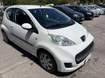 Usata Peugeot 107 68 CV (50 kW) 2013 Bianco Utilitaria