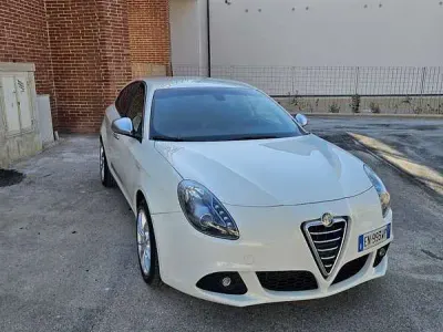 Usata Alfa Romeo Giulietta Distinctive 120 CV (88 kW) 2012 Bianco Utilitaria