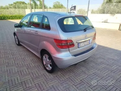 Usata Mercedes B180 Executive 109 CV (80 kW) 2011 Grigio Utilitaria