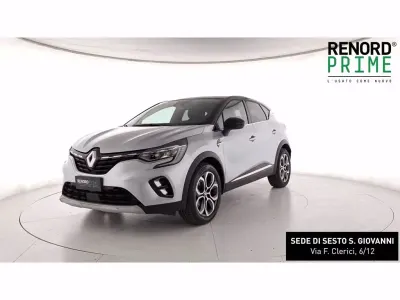 Usata Renault Captur Techno 101 CV (74 kW) 2023 Grigio chiaro SUV