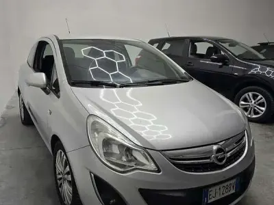 Usata Opel Corsa Edition 86 CV (63 kW) 2012 Utilitaria
