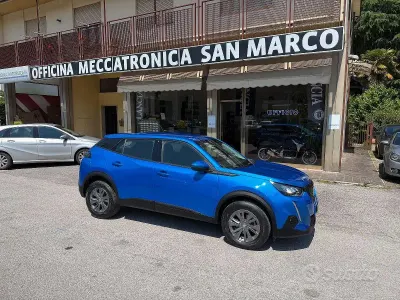 Usata Peugeot 2008 Active 101 CV (74 kW) 2020 Blu SUV