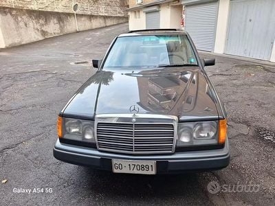 Käytetty Mercedes E200 122 HP (89 kW) 1987 Harmaa Sedan