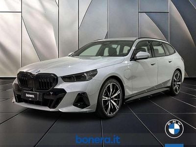Nuova BMW 530e M Sport 299 CV (219 kW) 2025 Grigio Station wagon