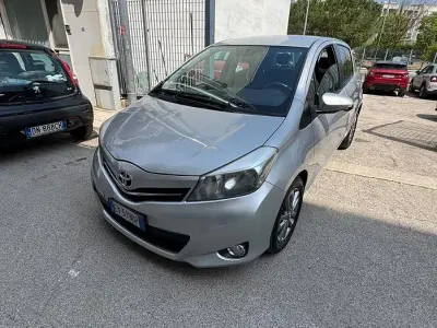 Usata Toyota Yaris Lounge 69 CV (50 kW) 2014 Grigio Utilitaria