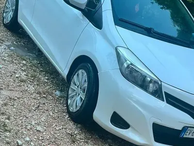 Usata Toyota Yaris 69 CV (50 kW) 2014 Bianco Utilitaria