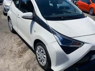 Usata Toyota Aygo Connect Style 72 CV (52 kW) 2020 Bianco Utilitaria